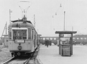 A 68-as villamos végállomása az Örs vezér téren, kb 1965. Hátul a gödöllői HÉV. Forrás: Budapest régi képeken (FB-csoport)