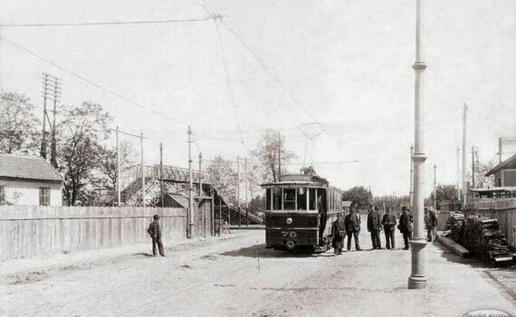 Öv utca villamos-végállomás, hátul a Rákospalotai körvasút feletti gyalogos felüljáró, 1905. Forrás: Budapest régi képeken (Facebook)