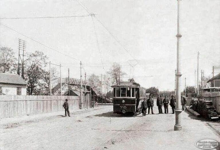 Öv utca villamos-végállomás, hátul a Rákospalotai körvasút feletti gyalogos felüljáró, 1905. Forrás: Budapest régi képeken (Facebook)