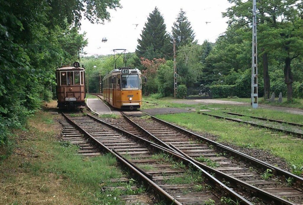 Menetrendszerinti és nosztalgivillamos a kamaraerdei végállomáson, 2012.06.10. Saját kép.