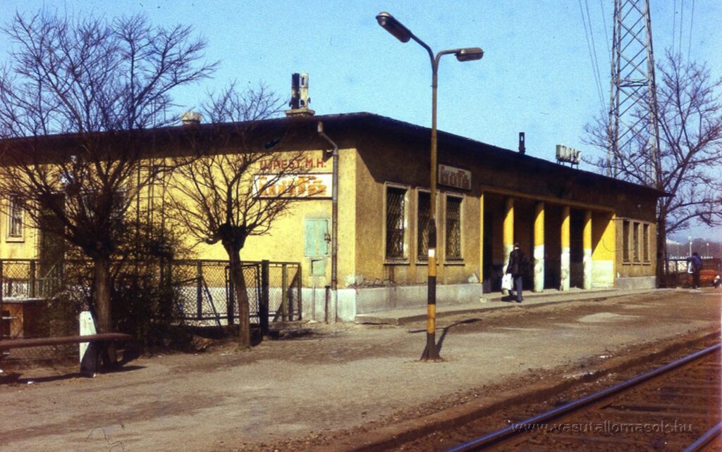 Újpest mh. a metró előtt. Fotó: Nagy Imre. Forrás: vasutallomasok.hu