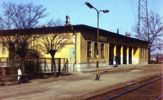 Újpest mh. a metró előtt. Fotó: Nagy Imre. Forrás: vasutallomasok.hu