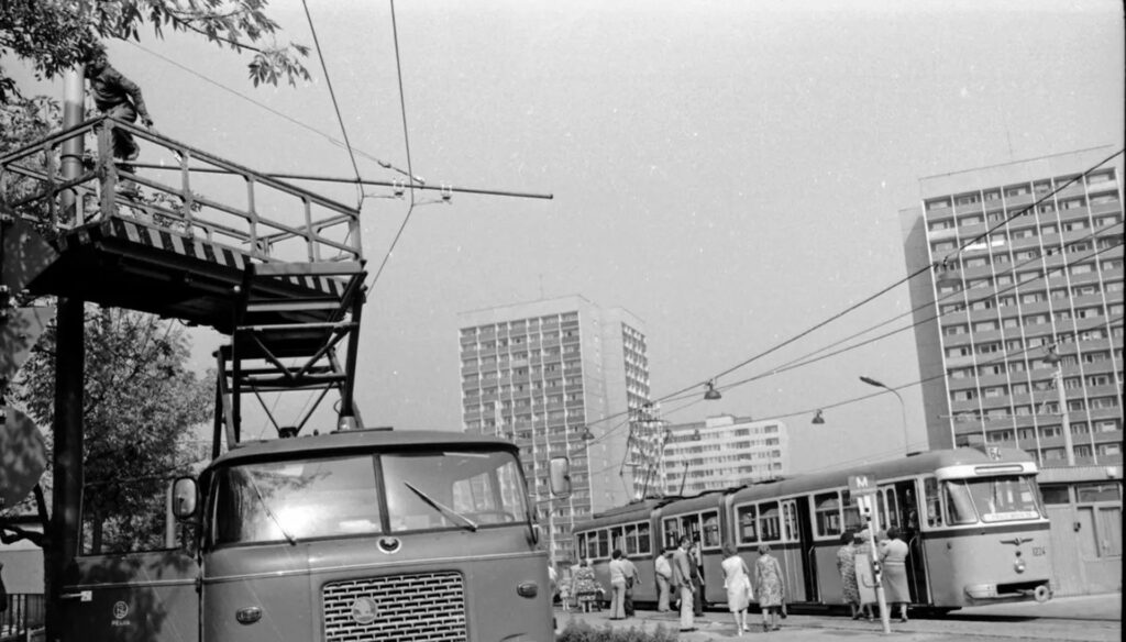 A 82-es troli felsővezeték-szerelése 1979-ben háttérben 64-es villamossal. Forrás: Budapest régi képeken (Facebook)