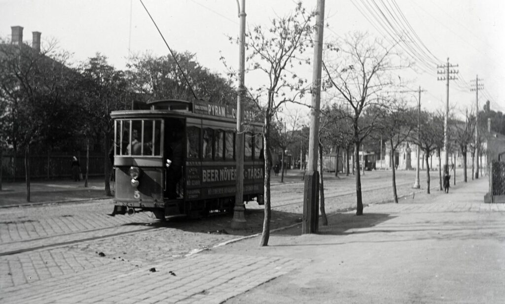 Kossuth Lajos utca, távolabb jobbra a Ferenczy János utca torkolatánál álló villamos előtt az Óratorony látható.. Forrás: Fortepan/ Sibinger János