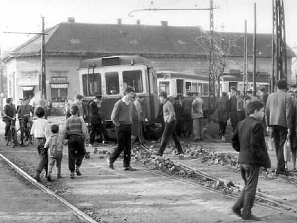 Rákóczi út-Rákosi út sarok Hév kisiklás a hatvanas években. Forrás: Budapest régi képeken (Facebook)