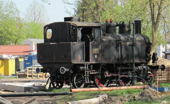 MÁV 275 szobormozdony a balatonboglári vasutas üdülóben. Forrás: csodalatosbalaton.hu