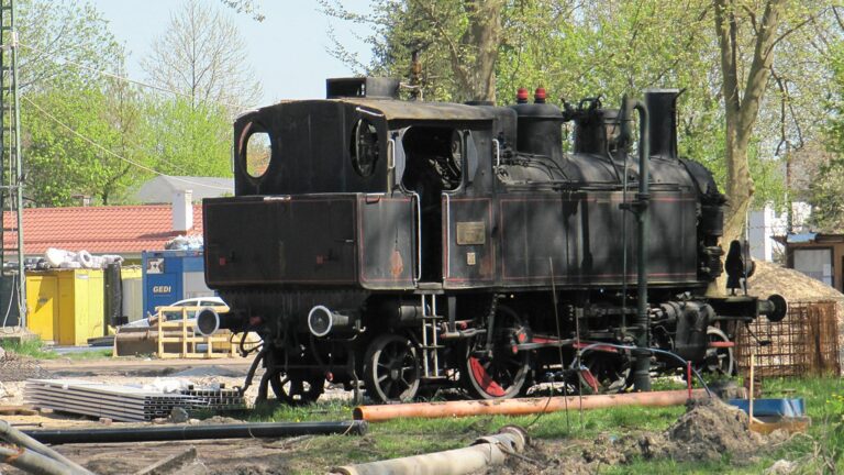 MÁV 275 szobormozdony a balatonboglári vasutas üdülóben. Forrás: csodalatosbalaton.hu